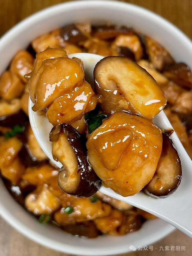 香菇滑鸡鸡腿肉裹满了酱汁鲜嫩多汁香菇香气扑鼻(图2)